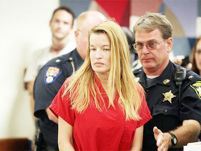 Mujer de Vermont se ríe ante policías tras asesinar a trabajadora social