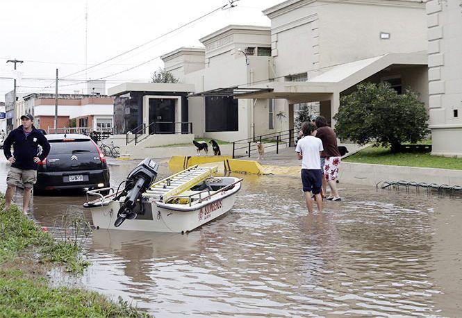 Fuertes lluvias en Argentina han dejado tres muertos y miles de evacuados