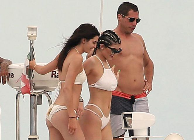 Kylie Jenner se dora la piel en las playas de México