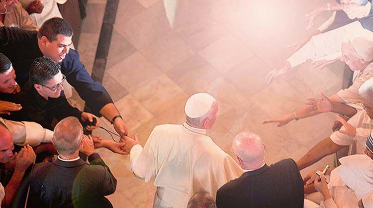 “Sueñen y cuenten sus sueños”, dice a jóvenes; Francisco se reúne con religiosos