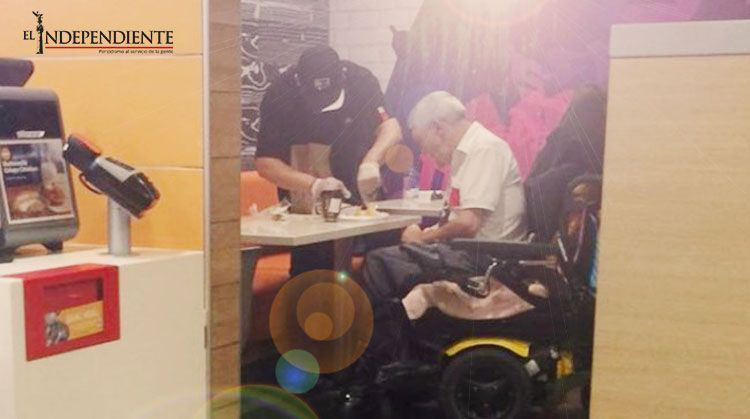 Empleado de McDonald's ayudó a cliente que no podía alimentarse solo