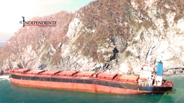 Retiran combustible de buque encallado por 'Patricia'