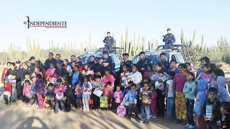 Estatales llevaron rosca de reyes a niños de Los Planes