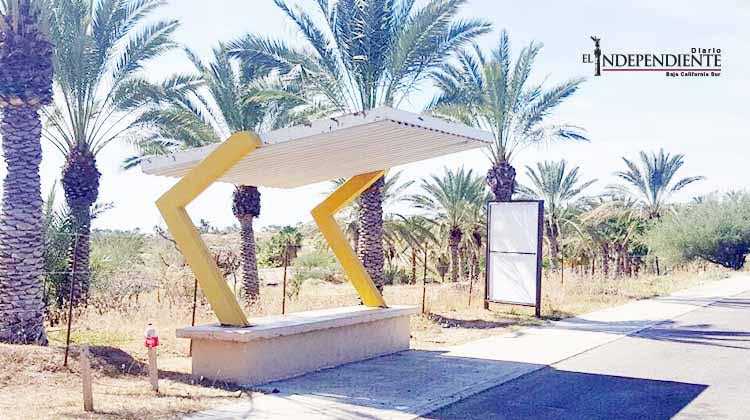 En riesgo peatones de la carretera por la falta de paradas y banquetas