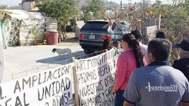 Con palos y piedras vecinos impidieron el desalojo de la invasión Real Unidad