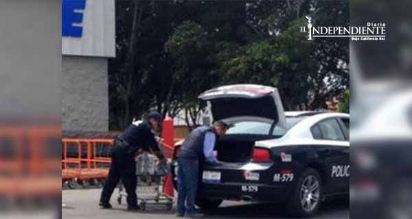 Exhiben a mando policial usando patrulla para ir al súper