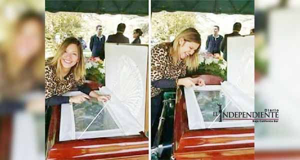 Ante el ataúd… mujer se burla de su exnovio