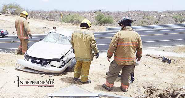 Conductor sale lesionado tras sufrir volcadura en libramiento FONATUR-Aeropuerto Conductor sale lesionado tras sufrir volcadura en libramiento FONATUR-Aeropuerto