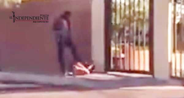 Sujeto golpea salvajemente a su esposa frente a su hijo