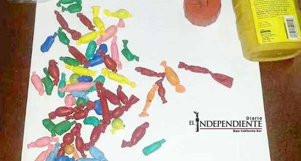 Cae sujeto con globos de colores rellenos de heroína