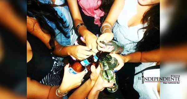 Aumenta número de mujeres bebedoras, alerta Alcohólicos Anónimos