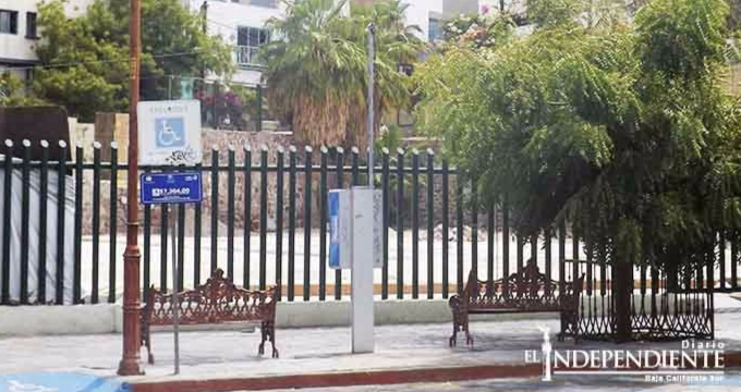 Restos de Escuela 18 de Marzo, el baño público del centro