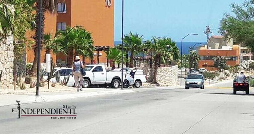 Abandonan en CSL vehículo con cadáveres en la cajuela