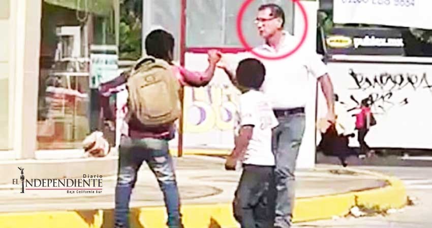 ‘¡Me quiere robar!’, gritó niño y funcionario le tiró sus dulces