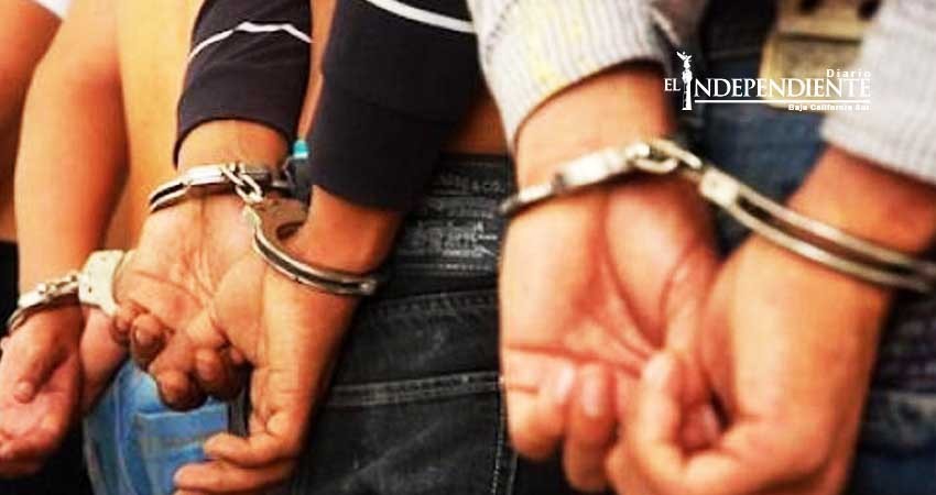 Fueron aseguradas tres personas y 262 dosis de cristal mediante cateo 