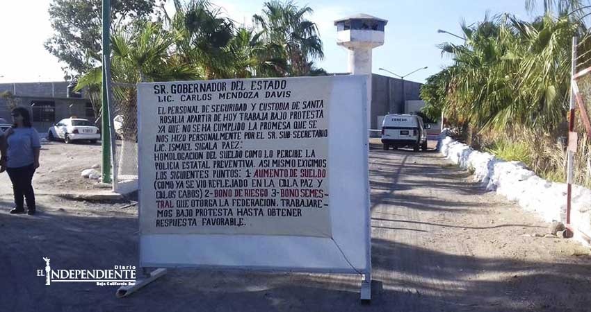 Custodios del Cereso de Santa Rosalía trabajan bajo protesta
