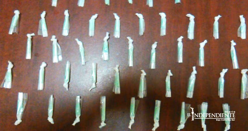 Aseguran a un sujeto con 175 dosis de cristal