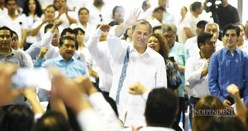Meade promete aumento a sueldo y prestaciones de maestros