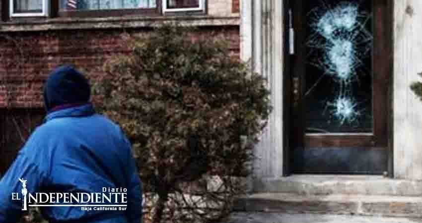 Policía de EU dispara a un estudiante empuñando un tubo