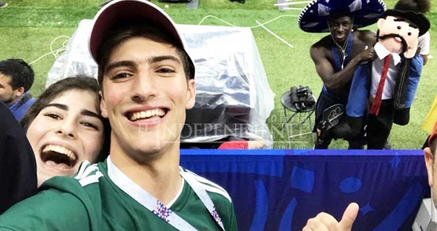 A cambio del sombrero, mexicano recibió playera de Campeón de Francia