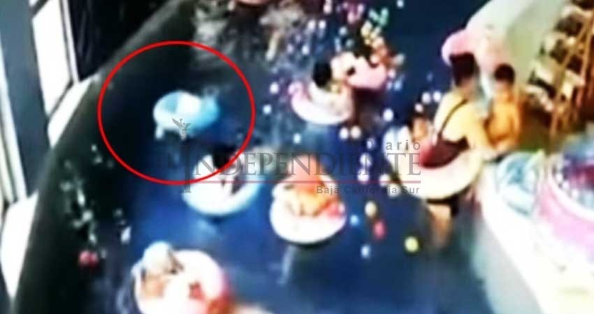 Niño casi muere ahogado por descuido en clase de natación