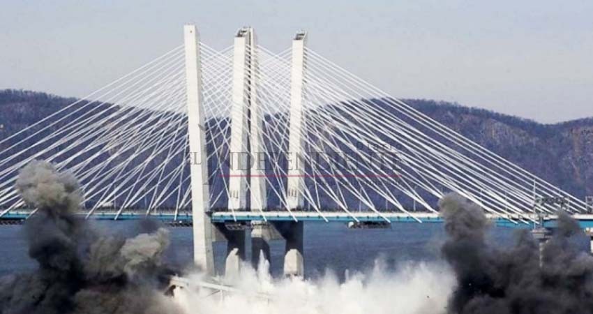 Impresionantes imágenes de la demolición de un puente en EU