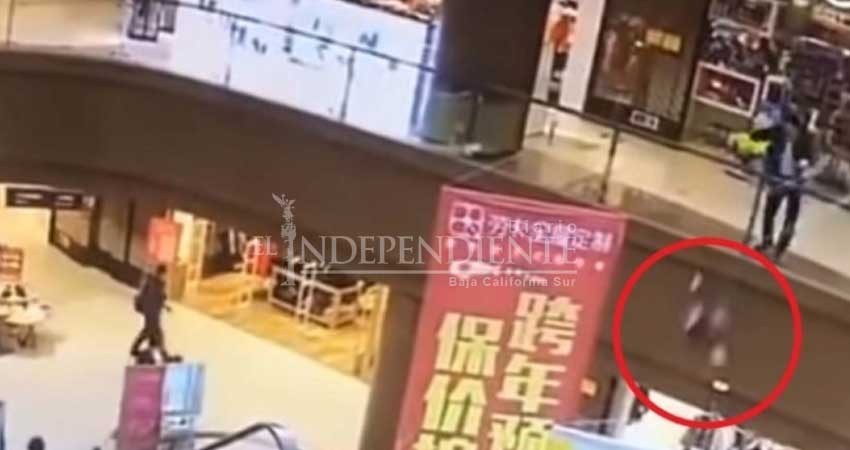 Hombre avienta a una niña desde un tercer piso antes de suicidarse