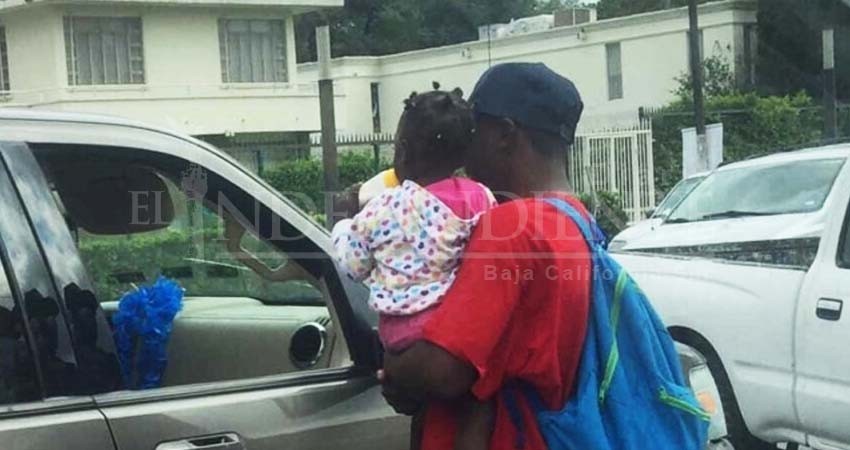 Migrantes se ven obligados a pedir limosna en Tamaulipas