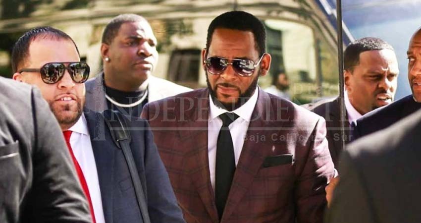 Ordenan que R. Kelly permanezca en la cárcel; 'es un peligro extremo'