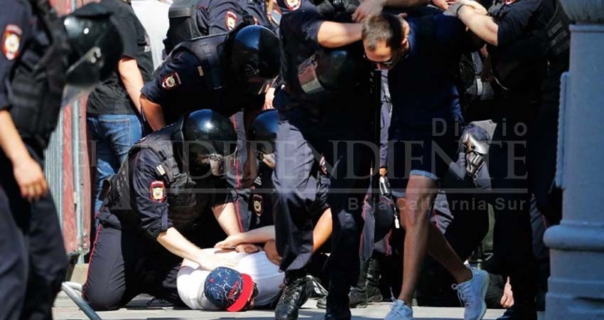 Arrestan a más de 600 personas en protesta opositora en Rusia