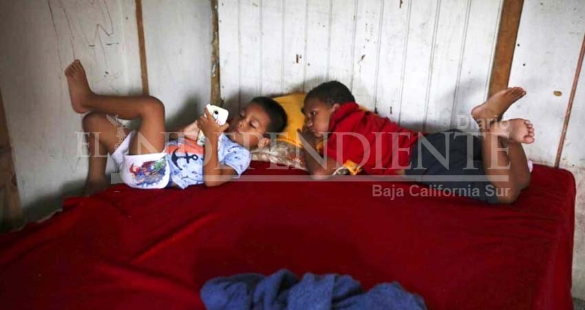 Niños migrantes dependen de vecinos tras arresto de sus padres