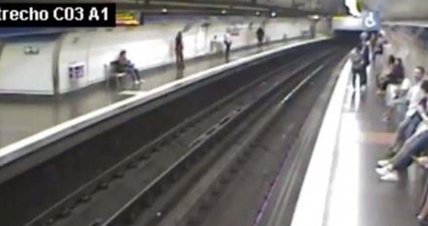 Mujer cae a las vías del Metro por mirar su celular; difunden video