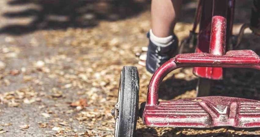 Mantenían a su hijo en una jaula de gato; lo mataron con agua hirviendo