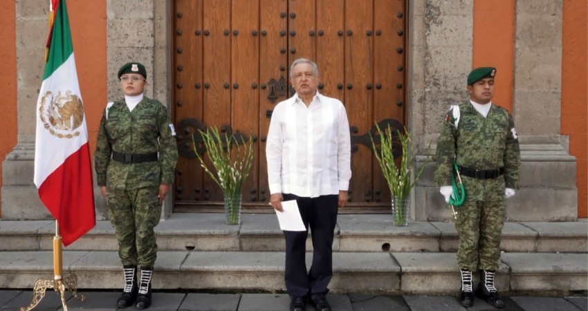 El presidente de México hace 10 promesas a familias de víctimas de COVID-19