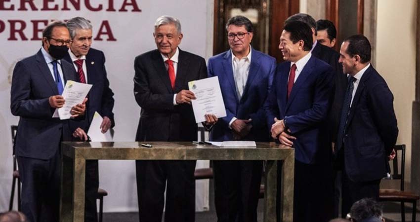 Firman proyecto de reforma a sistema de pensiones
