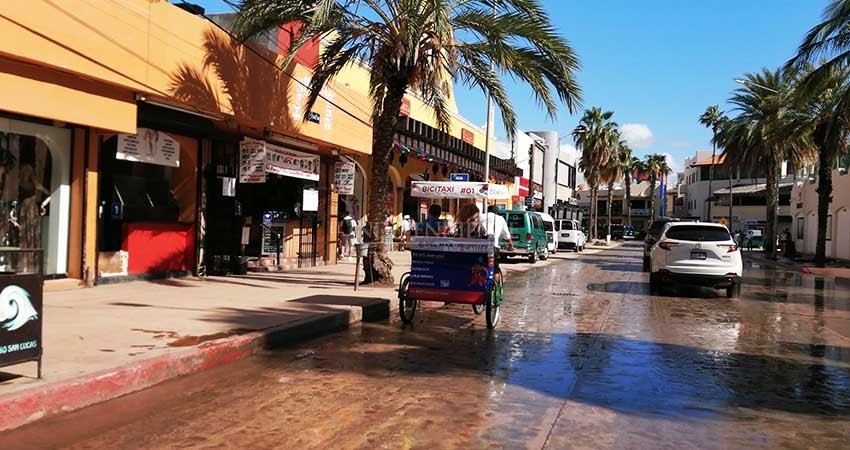 Pasean turistas entre aguas negras en CSL