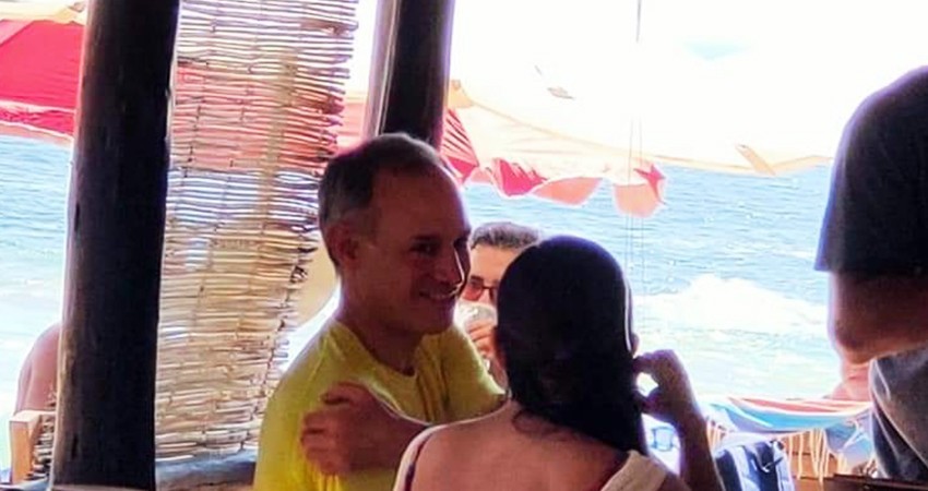 Fotografían a López-Gatell en playas de Oaxaca en plena pandemia