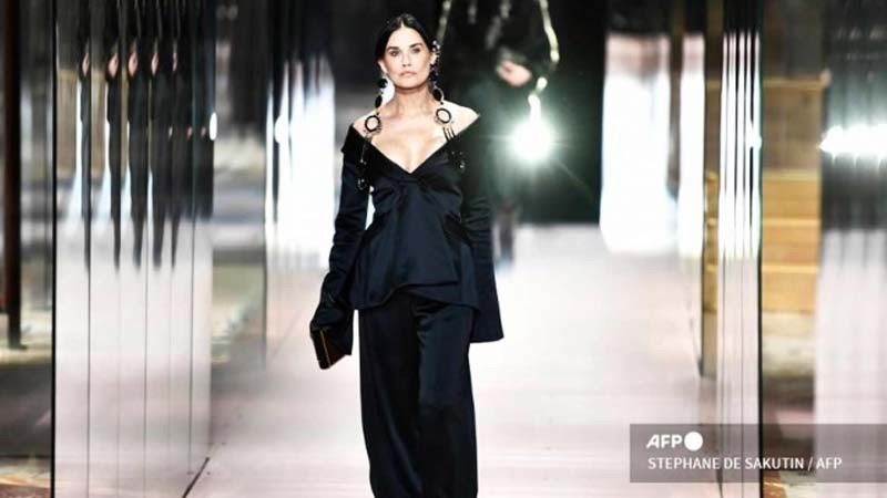 Demi Moore debuta en pasarelas y luce irreconocible por cirugías en la cara