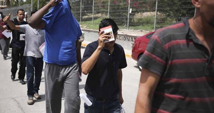 Gobierno de Biden deporta a cientos de migrantes, pese a promesa