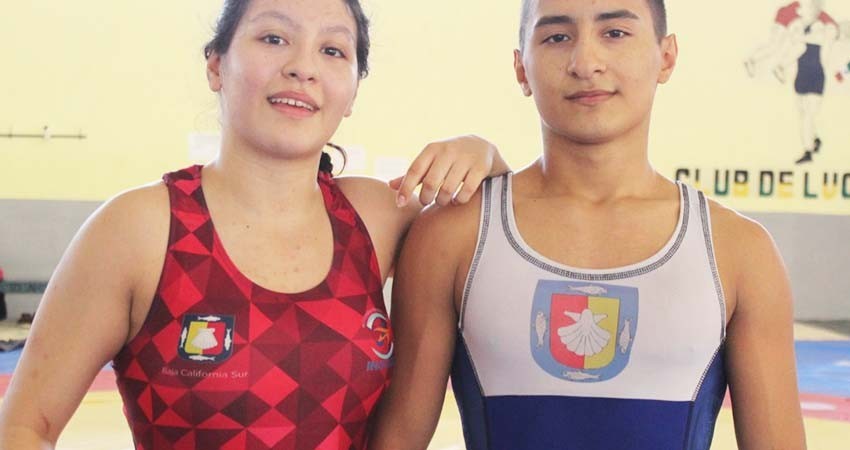 Entrenan hermanos Estrada para el clasificatorio de luchas