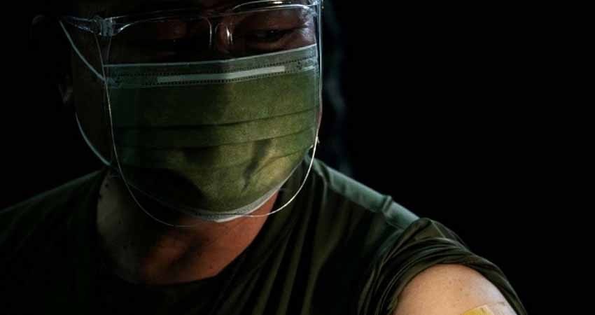 Hombre muere dos días después de recibir vacuna covid; ya investigan