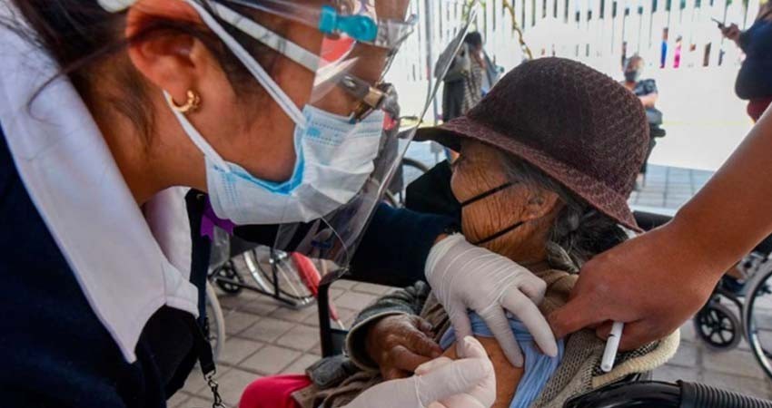 Con Marina y Sedena apuran vacunación de abuelitos