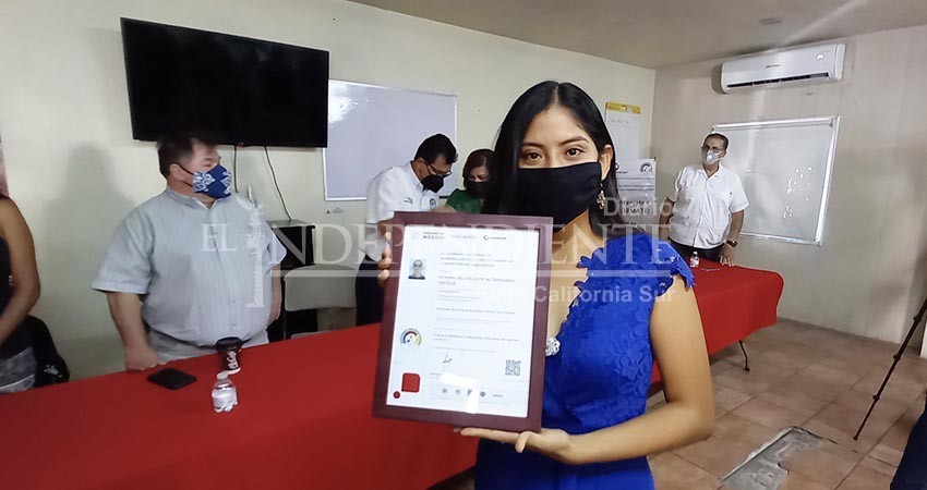 Los Cabos tiene a la primera salvavidas mexicana certificada ante la SEP