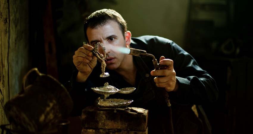 Artista reusa desechos pandémicos para transformar “dolor en belleza”