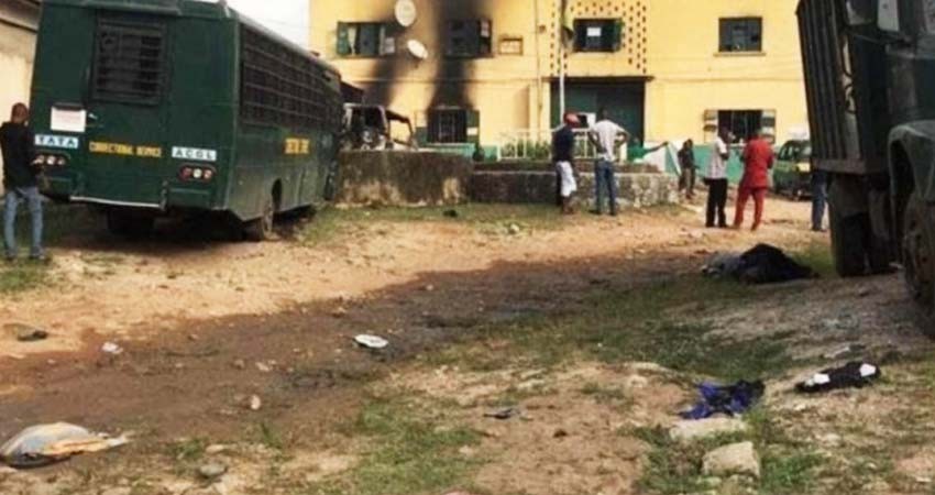 Comando ataca prisión y libera a más de mil 800 reos en Nigeria