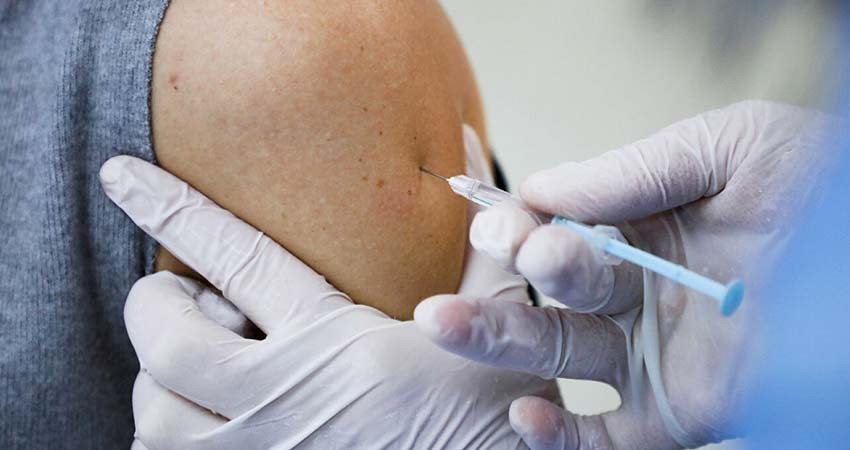 Enfermera que no aplicó vacuna no es empleada del IMSS: Zoé Robledo