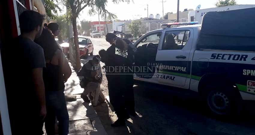 Otra vez la policía héroe; esta vez auxilia a una mujer con convulsiones