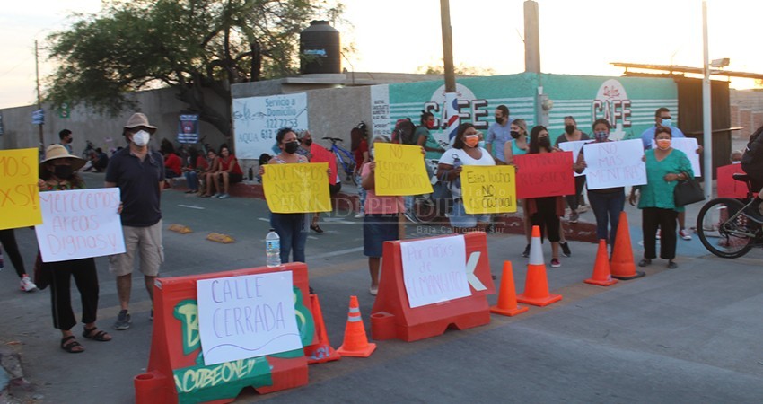 Toman vecinos de El Manglito la calle Rangel; exigen el parque prometido por el Ayto