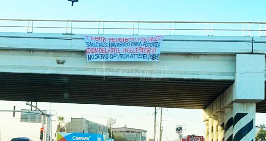 Aparece manta con acusación contra Tabita Rodríguez