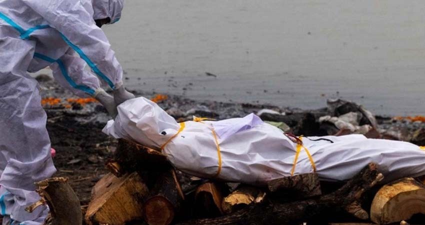 India: Tiran cadáveres de víctimas de covid en el río Ganges
